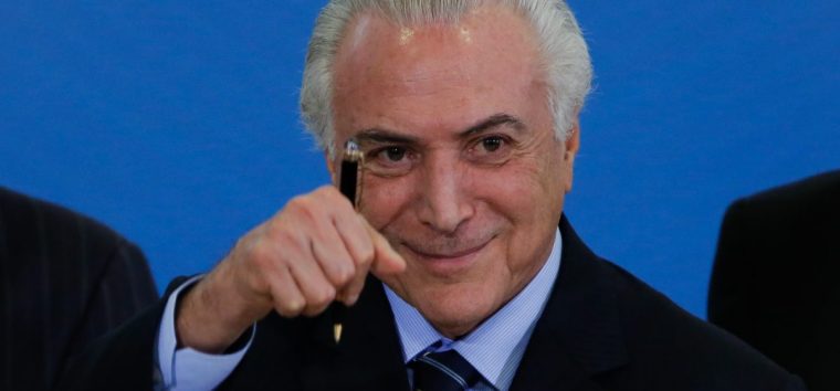  Temer distribui dinheiro público para se salvar