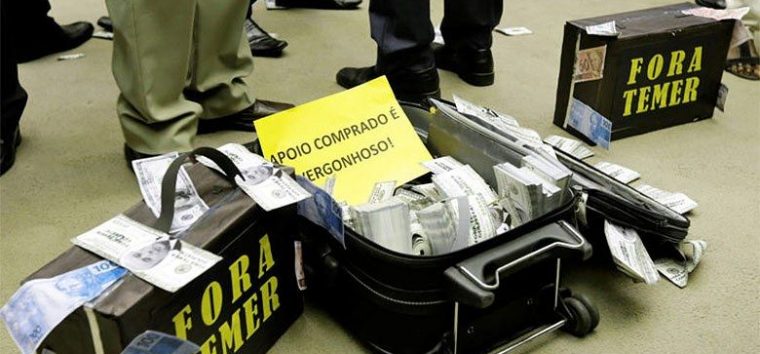  Deputados aprovam relatório do PSDB e livram Temer de investigação