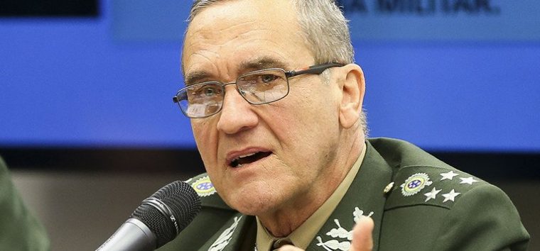  Chefe do Exército vai às redes e crítica caos fiscal