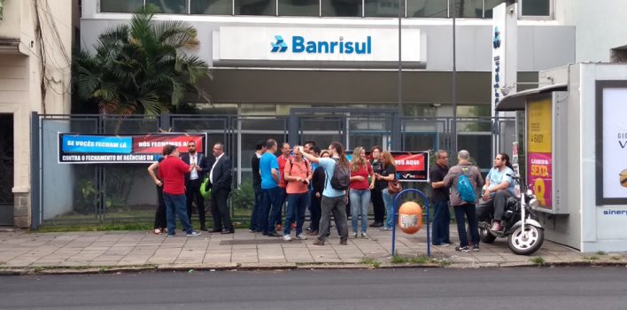  Banrisulenses e sindicalistas protestam contra desmonte do banco em frente às Suregs de Porto Alegre