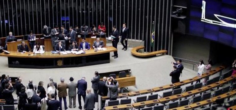  De madrugada, Câmara vota regras para fundo eleitoral de R$ 1,7 bi