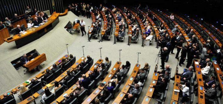  Câmara aprova decreto de intervenção no Rio; senadores votam medida nesta terça