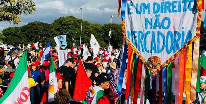  Sete mil pessoas marcham em Brasília contra mercantilização da água