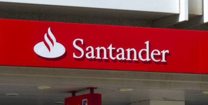  Santander lucra R$ 12,4 bilhões, mas demite