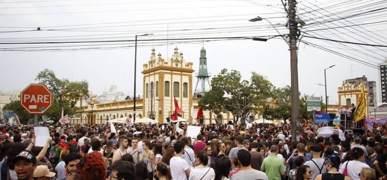  Mulheres dizem não à Bolsonaro: pelotenses lotam o largo do Mercado Público em adesão ao #elenão