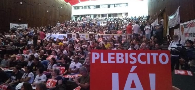  Trabalhadores pressionam deputados contra fim do plebiscito para venda da CEEE, CRM e Sulgás