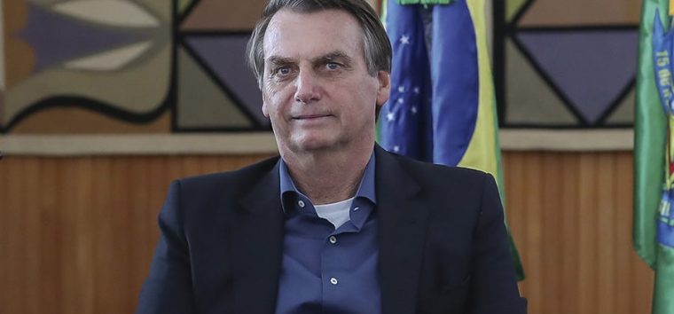  Bolsonaro assina lei que cria imposto sobre férias, 13º e horas extras