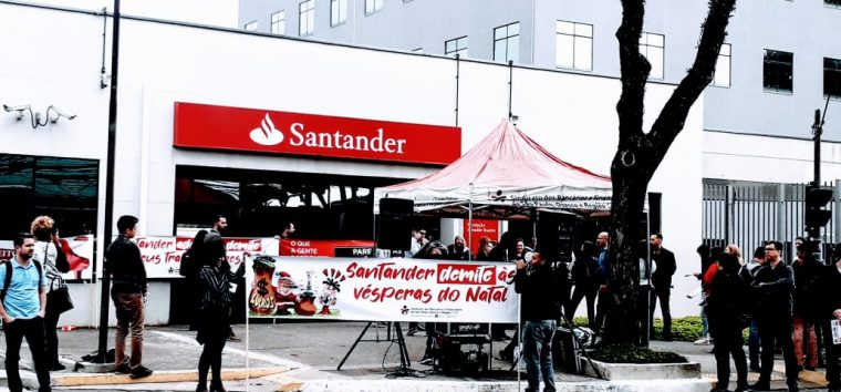  Santander é alvo de protesto por práticas contra os trabalhadores