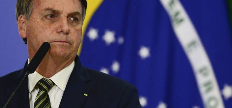  Com sintomas, Bolsonaro diz que fez exame para covid-19