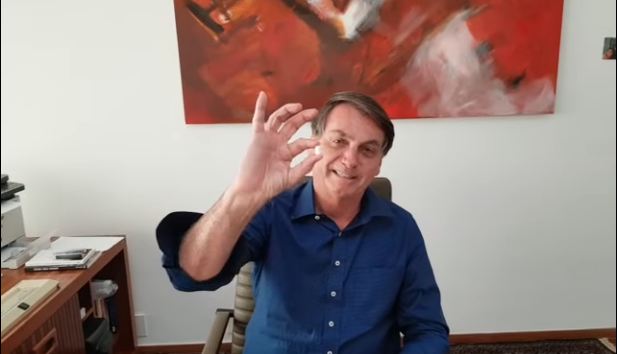  Bolsonaro grava vídeo fazendo propaganda de hidroxicloroquina após dizer que foi infectado