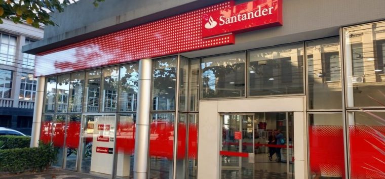 Sem negociar com trabalhadores, Santander abrirá agências no sábado (22)