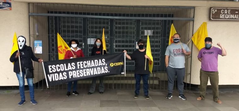  Dia do Professor é marcado por protestos: em Pelotas, o ato se deu em frente à 5ª CRE