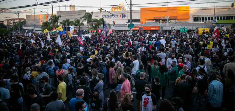  Milhares de pessoas protestam em Porto Alegre contra racismo e exigem justiça para Beto