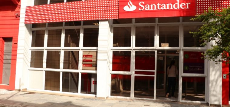  Funcionários do Santander negociam adiamento da compensação de horas negativas