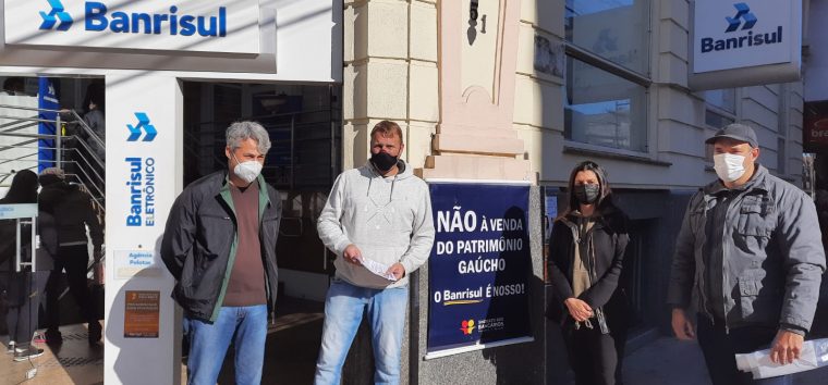  Diretores do Sindicato realizam ato em frente à Superintendência do Banrisul em Pelotas