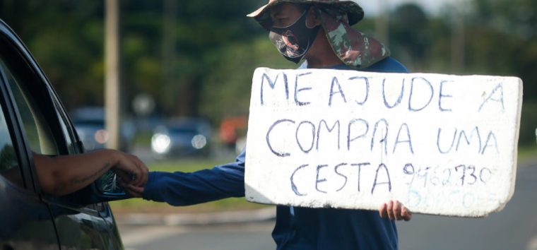  Falta de política pública gera multidão de desempregados