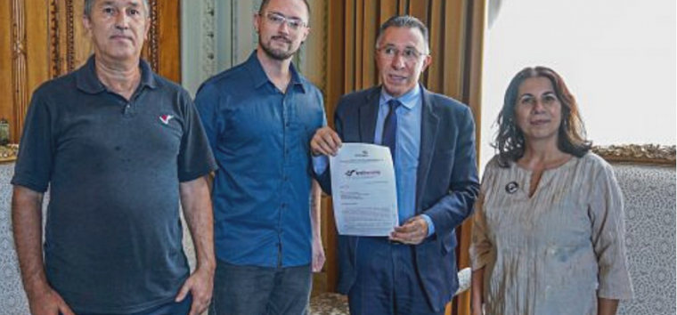  Dirigentes entregam documento em defesa do Banrisul ao governador em exercício, Valdeci Oliveira