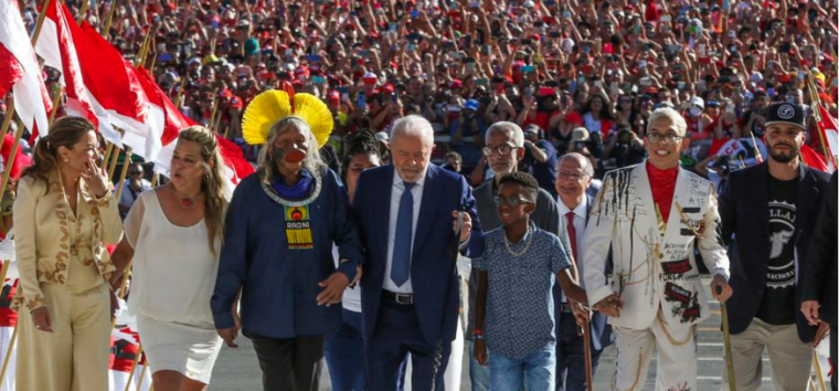  Lula sobe rampa do Palácio do Planalto e recebe faixa  do “povo brasileiro”