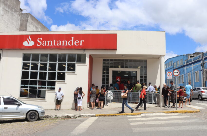  Santander fecha agência de Canguçu, deixa clientes por horas nas filas e sobrecarrega funcionários