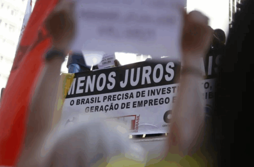  Economia melhora, mas juros ainda limitam crescimento